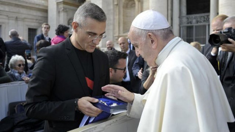 Papež Frančišek je blagoslovil križ  (photo: Vatikan)