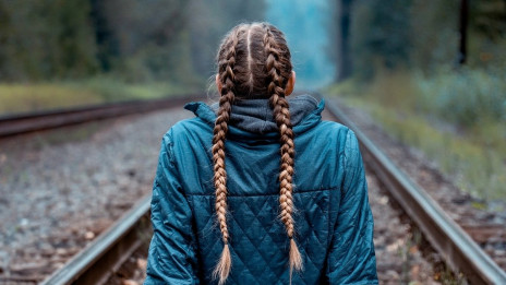 Dekle na železniškem tiru (photo: Pixabay)