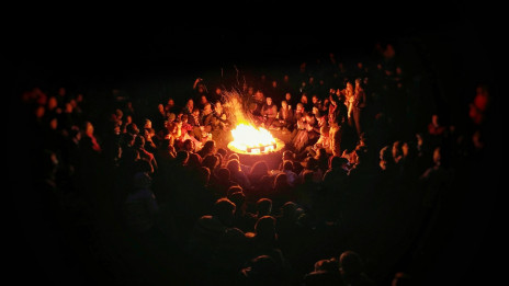 Skavti ob tabornem ognju (photo: Maximilian Meyer/Unsplash)