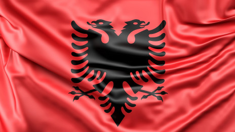 Albanska zastava (photo: Pixabay)