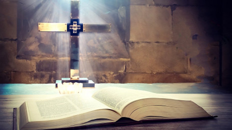 Ustavimo se! Vzemimo v roke Sveto pismo. Gospod je z nami! (photo: Pixabay)