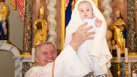 Nadškof Uran je imel po krstu navado v navdušenju visoko dvigniti krščenca (photo: Aleksander Čufar)