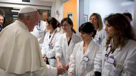 Papež z medicinskimi sestrami in bolničarji med obiskom pediatrične bolnišnice Bambino Gesu  (photo: Vatikan News)