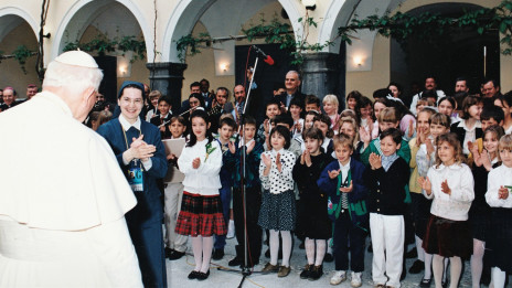 Leta 1996 so otroci zapeli papežu Janezu Pavlu II. za rojstni dan  (photo: Osebni arhiv Polone Koželj)