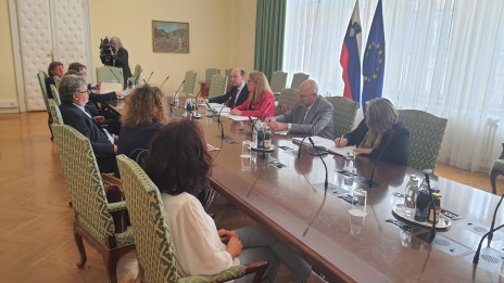 Ministrica Jaklitsch s predstavniki manjšine iz Italije (photo: USZS)