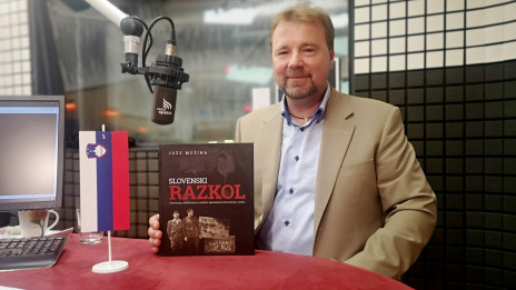 Dr. Jože Možina s knjigo Slovenski razkol (photo: Rok Mihevc)