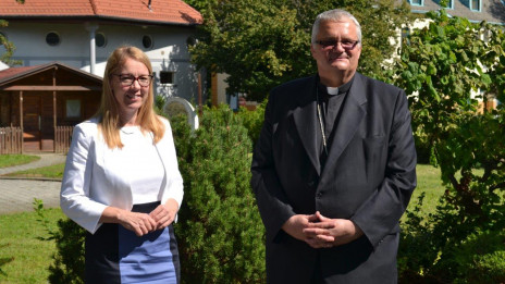 Ministrica Jaklitsch in škof Štumpf (photo: USZS)