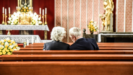 Starejši par v cerkvi (photo: Rok Mihevc)