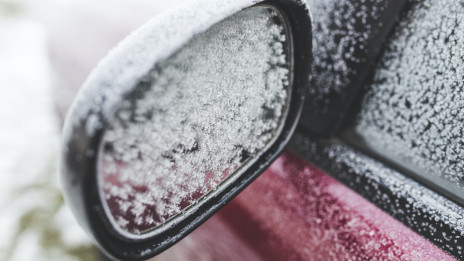 V času sneženja in zamrzovanja očistimo vsa stekla, ne le prednje, tudi z avta pometemo sneg, da ne dela preglavic tistim, ki vozijo za ali pred nami (photo: rawpixel.com)