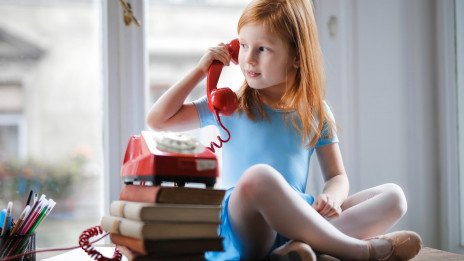 Zakaj pa ne pokličeš in vprašaš? (photo: Andrea Piacquadio / Pexels)