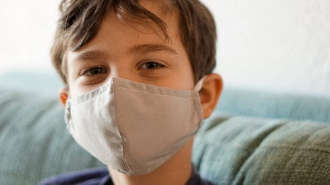 Pediater Denis Baš: 'Če ima učitelj in vsak otrok masko, če je ta učilnica prezračena, je možnost za okužbo minimalna.' (photo: Izzy Park / Unsplash)