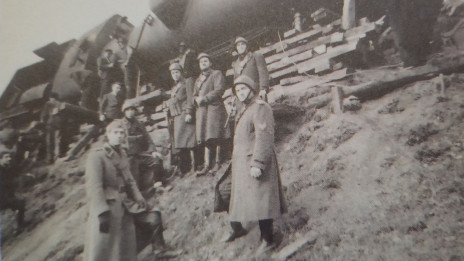 Italijanski vojaki ob iztirjenem vlaku (photo: Arhiv dr. Jože Možina)