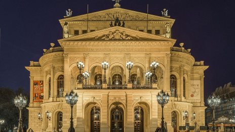 Opera v Frankfurtu (photo: Markus Schüller, CC BY-SA 4.0 <https://creativecommons.org/licenses/by-sa/4.0>, via Wikimedia Commons)
