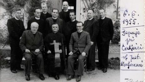 Janez Jalen (levo) - v družbi sobratov duhovnikov (photo: stareslike.cerknica.org - Jože Žnidaršič)