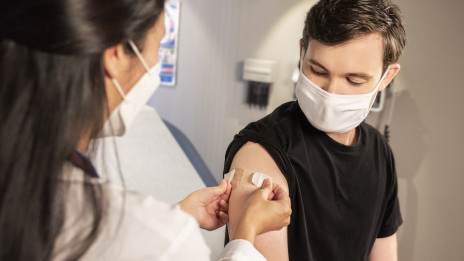Cepljenje je edino orožje, ki ga imamo, da ustavimo širjenje smrtonosnega virusa. (photo: CDC / Unsplash)