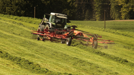 Traktor v nagibu (photo: S. Hermann & F. Richter / Pixabay)