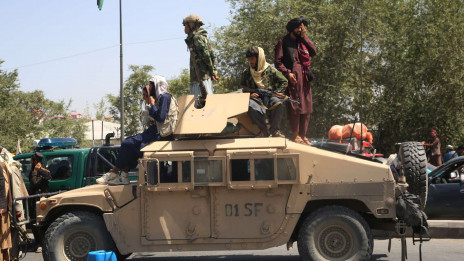 Talibani na zaplenjenem vojaškem vozilu (photo: Xinhua/STA)