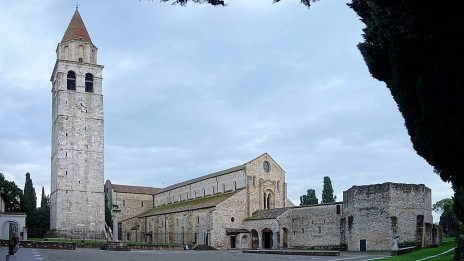 Bazilika v Ogleju (photo: Velvet, CC BY-SA 4.0 <https://creativecommons.org/licenses/by-sa/4.0>, via Wikimedia Commons)