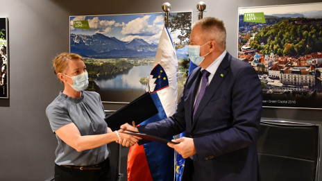 Ministrica Jaklitsch in minister Počivalšek (photo: Urad za Slovence v zamejstvu in po svetu)