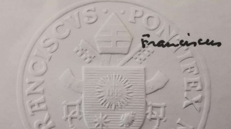 Lastnoročno podpisano pismo papeža Frančiška (photo: nadškofija Maribor)