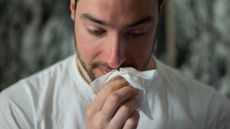 Gripa, prehlad, covid - hitro se lahko zameša, za katero bolezen gre, saj so znaki podobni (photo: Brittany Colette / Unsplash)