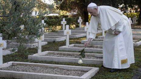 Papež polaga rože na gorobove francoskih vojakov (photo: Vatican News)