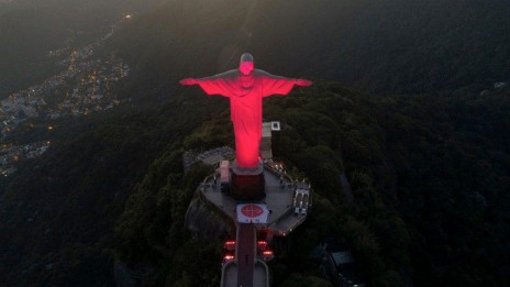 Kip Jezus v Braziliji obarvan rdeče (photo: Družina)