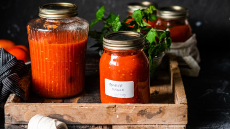 Naše omake so lahko v ličnih kozarcih tudi lepo darilo! (photo: Anshu A / Unsplash)