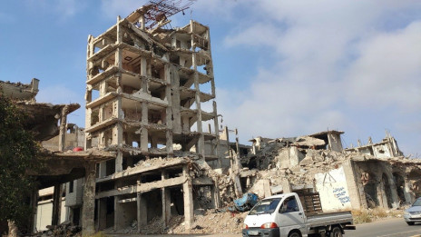Porušene stavbe v predmestju Damaska (photo: Vatican News)