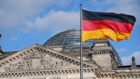 Nemška zastava pred bundestagom (photo: Pixabay/tvjoern)