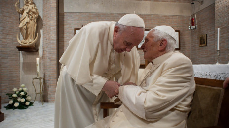 Papež Frančišek in papež Benedikt XVI (photo: Divisione Produzione Fotografica)