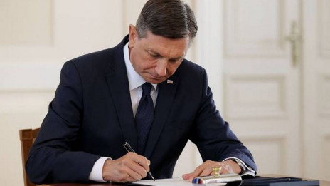 Predsednik republike Borut Pahor je podpisal odlok o razpisu letošnjih rednih volitev v DZ (photo: UPRS/Daniel Novakovic/STA)