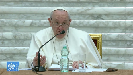 Papež med nagovorom udeležencem simpozija o duhovništvu (photo: posnetek zaslona)