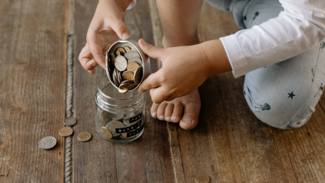 Otroci naj se začnejo učiti ravnanja z denarjem že v vrtcu (photo: cottonbro: / Pexels)