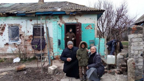 Prebivalci Černihivske regije pred porušeno hišo, ob njih predstavniki Karitas (photo: Karitas Spes)