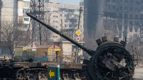 Mariupolj. Tank ruske vojske uničen med rusko invazijo na Ukrajino. (photo: dpa/STA)