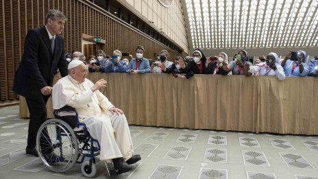 Papež Frančišek, ki že več tednov trpi zaradi bolečin v kolenu, je prvič uporabil voziček na javnem dogodku (photo: Vatican Media)