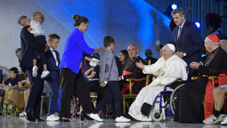 Papež pozdravlja družine (photo: Vatican News)