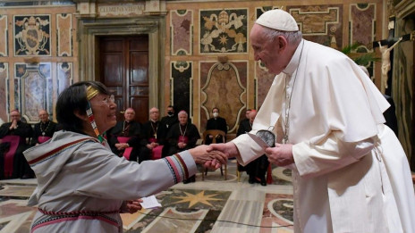 Papež pozdravlja staroselko (photo: Vatican News)