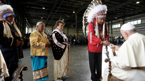 Papež s staroselci na letališču v Kanadi (photo: Vatican News)