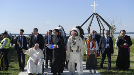 Papež ob jezeru sv. Ane v Kanadi (photo: Vatican Media)