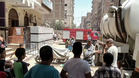 V požaru, ki je danes med mašo izbruhnil v koptski cerkvi v egiptovski prestolnici Kairo, je umrlo najmanj 41 ljudi. (photo: dpa/STA)