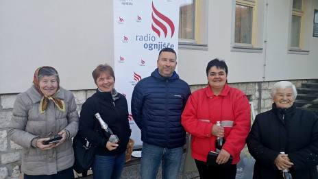 Dve leti nazaj smo takole zbirali podpise v podporo frekvenci Radia Ognjišče v Bohinju (photo: Rok Mihevc)