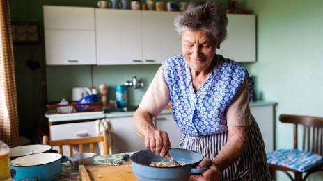Katero jed je pa vam skuhala vaša stara mama? (photo: Halfpoint)
