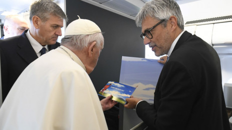Papež na letalu ob odhodu iz Rima (photo: Vatican News)