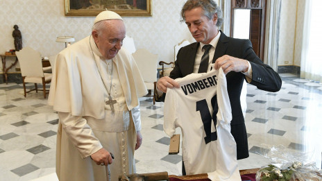 Predaja daril med papežem in predsednikom vlade (photo: Twitter Vlada RS)