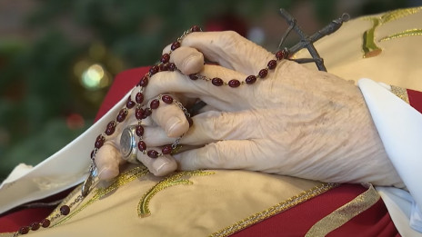 Roke prepletene z rožnim vencem (photo: Vatican media)