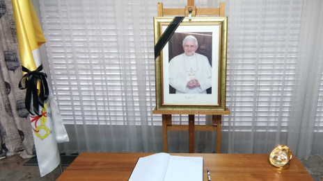 Žalna knjiga za pokojnega zaslužnega papeža Benedikta XVI. (photo: Alen Salihović)