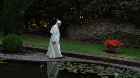 Papež Benedikt XVI. je rad razmišljal in molil v naravi (photo: Varican Media)