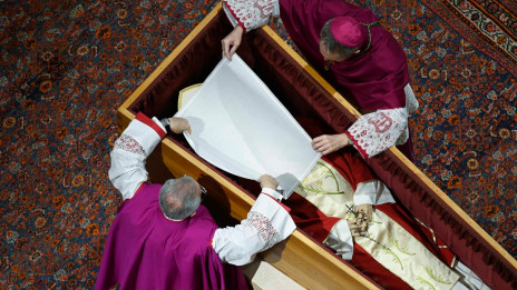 Prt čez obraz pokojnega papeža (photo: Vatican Media)